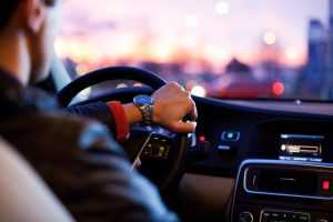 Home Auto rijlessen - tiener achter het stuur during praktijkles met instructeur