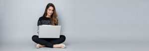 Home Vrouw volgt online computer trainingen op haar laptop met flexibiliteit en duidelijke instructies