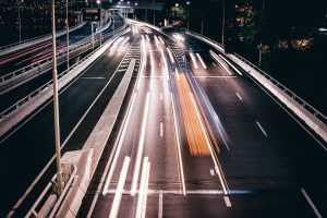 Home Snelweg met auto - illustratie voor goedkoper je rijbewijs halen tips