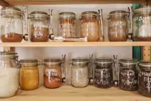 Home Verschillende soorten opslagpotten waaruit je kunt kiezen: Mason jars, kunststof potten en blikken opbergpotten