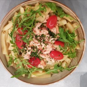 Home Pesto zalm pasta gerecht van de pasta foodtruck voor evenementen