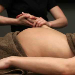 Home Zwangerschapsmassage Almere: ontspannende behandeling met speciale massagetafel voor zwangere vrouwen