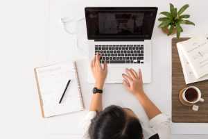 Home Persoon die zich aanmeldt voor een online afspraak voor corona testen op een computer