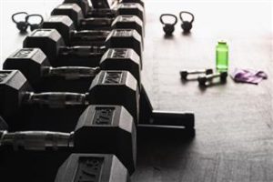 Home Man voert dumbbell oefening uit thuis voor effectief fitness training