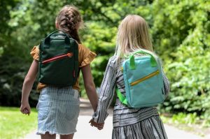Kind fietst veilig met helm en reflecterende kleding - is fietsen goed voor kinderen?
