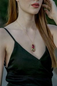 Home Verschillende stijlen halskettingen voor vrouwen: Princess, Opera en waterdichte varianten in elegante designs