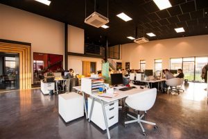 Home Administratiekantoor werkplek met documenten en computer symboliseert de voordelen van professioneel administratiekantoor beh