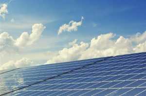 Zonnepanelen op dak met financiële aspecten weergegeven - kosten, terugverdientijd en opbrengsten