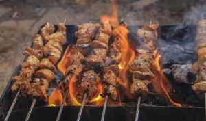 Home Inbouw BBQ gemonteerd in terrasmeubel voor buiten koken en grillen