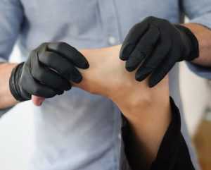 Home Fysiotherapeut behandelt sportblessure met professionele handgreep en begeleiding voor optimaal herstel