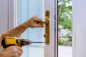 Professionele slotenmaker installeert nieuw hangslot aan deur. Waarom bel je een slotenmaker voor veilige huissloten.