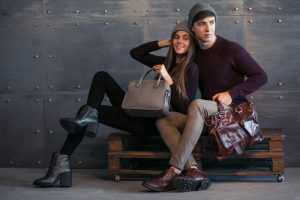 Home Paar draagt winterkleding in studio - Burkely tassen voor allerlei gelegenheden