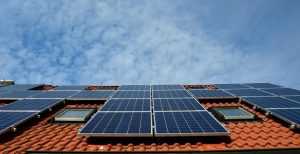 Home Zonnepanelen op dak voor groene energie - illustratie levensduur en kosten