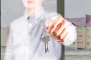 Home Professionele slotenmaker aan het werk - voordelen van een slotenmaker duidelijk zichtbaar