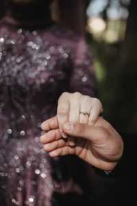 Home Prachtige sieraden met edelstenen: diamant ring, robijn en smaragd sieraad voorbeelden van luxe juwelierskunst
