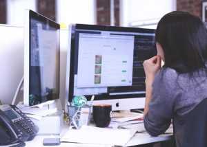 Visuele gids met 5 tips voor webshop succes inclusief homepage optimalisatie, kleurgebruik en zoekwoordstrategie