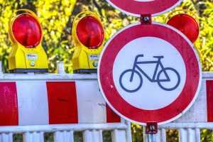Home Waarschuwingsbord met opvallende geel-zwarte kleuren voor verkeersveiligheid en ongelukkenpreventie op de weg