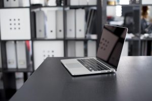Home Modern kantoorinterieur met open werkruimte, natuurlijk licht en ergonomisch meubilair voor productiviteit