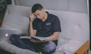 Home Man controleert goede woonverzekering op computer thuis