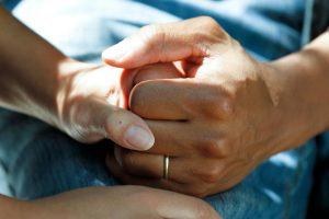Home Zorgprofessional ondersteunt patiënt - waarom werken in de zorg voldoening geeft door direct impact op mensenlevens