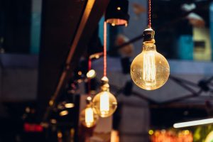 Moderne buitenruimte met technologische innovaties: smart tuinieren, zonnepanelen en LED-verlichting voor duurzaam buitenleve