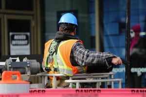 Bouwvakkers die samen aan een bouwproject werken en demonstreren hoe levenslessen van de bouwplaats samenwerking en vakmansch
