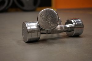 Home Halters en dumbbells voor het opbouwen van een effectieve fitnessroutine thuis