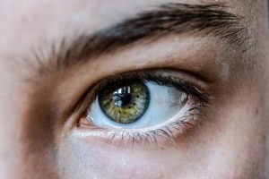 Specialisten brengen permanente make-up aan voor perfecte wenkbrauwen met microblading techniek in Amersfoort.