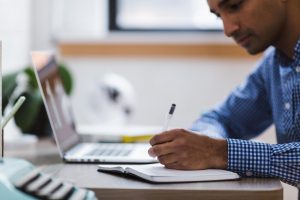 Home Freelance copywriter aan het werk: professionele tekstschrijver die doelgerichte content creëert voor bedrijven