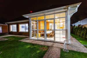 Hoogwaardige kozijnen en deuren op maat in moderne stijl met dubbel glas voor energie-efficiëntie en veiligheid