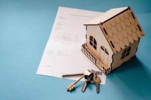 Verhuislift brengt meubels en dozen buiten om naar het balkon op een hogere verdieping